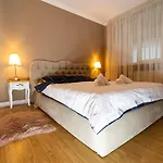 Central Apt. Near Afi Mall, 5 Mins To The Old Town By Car